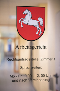 Bild der Öffnungszeiten des Arbeitsgerichts Stade (Schild)